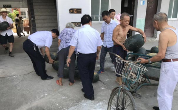 炎炎夏日，為福利院老人送清涼